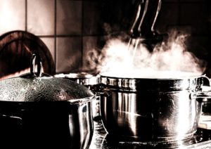 Boiling water in a pan to make kratom extracts