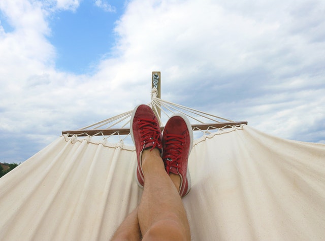 The feet of a man relaxed after taking kratom for Lyme disease